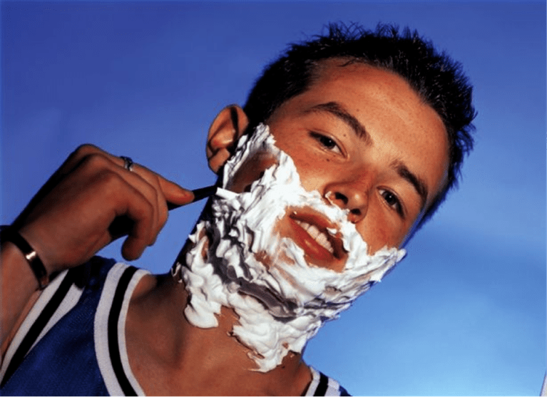 Жасөспірім қырынып, пенисді кеңейту туралы ойлайды